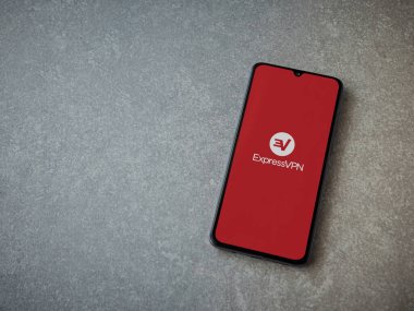Lod, Israel - 8 Temmuz 2020: Seramik taş zemin üzerinde siyah bir cep telefonunun logosu olan ExpressVPN uygulaması fırlatma ekranı. Üst görünüm düzlüğü kopyalama alanı ile yatıyordu.