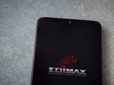 Lod, Israel - 8 Temmuz 2020: Seramik taş zemin üzerinde siyah bir cep telefonunun logosu olan Menzil uygulaması fırlatma ekranı. Üst görünüm düzlüğü kopyalama alanı ile yatıyordu.