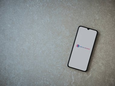 Lod, Israel - 8 Temmuz 2020: Küp ACR uygulaması seramik taş zemin üzerinde siyah bir cep telefonunun logosu olan fırlatma ekranı. Üst görünüm düzlüğü kopyalama alanı ile yatıyordu.