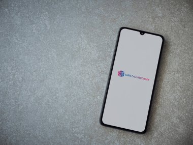 Lod, Israel - 8 Temmuz 2020: Küp ACR uygulaması seramik taş zemin üzerinde siyah bir cep telefonunun logosu olan fırlatma ekranı. Üst görünüm düzlüğü kopyalama alanı ile yatıyordu.