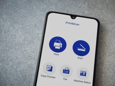 Lod, Israel - 8 Temmuz 2020: Kardeş iPrint & Scan uygulama ekranı ve seramik taş zemin üzerinde siyah bir cep telefonunun logosu. Üst görünüm düzlüğü kopyalama alanı ile yatıyordu.