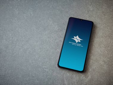 Lod, Israel - 8 Temmuz 2020: Ben Gurion Havalimanı uygulama ekranında seramik taş zemin üzerinde siyah bir cep telefonunun logosu görülüyor. Üst görünüm düzlüğü kopyalama alanı ile yatıyordu.