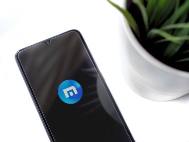 Lod, Israel - 8 Temmuz 2020: Maxthon Browser uygulama ekranlı siyah cep telefonlu modern minimalist ofis çalışma alanı. Üst görünüm düzlüğü kopyalama alanı ile yatıyordu.