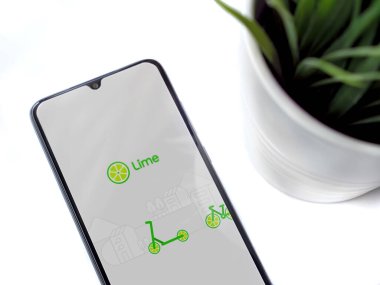 Lod, Israel - 8 Temmuz 2020: Beyaz arka planda logosu olan siyah cep telefonlu modern minimalist ofis çalışma alanı. Üst görünüm düzlüğü kopyalama alanı ile yatıyordu.