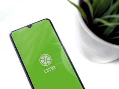 Lod, Israel - 8 Temmuz 2020: Beyaz arka planda logosu olan siyah cep telefonlu modern minimalist ofis çalışma alanı. Üst görünüm düzlüğü kopyalama alanı ile yatıyordu.