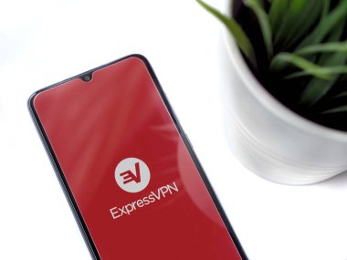 Lod, Israel - 8 Temmuz 2020: Beyaz arka planda logosu olan siyah cep telefonlu modern minimalist ofis çalışma alanı. Üst görünüm düzlüğü kopyalama alanı ile yatıyordu.