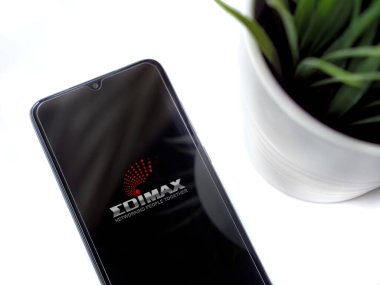 Lod, Israel - 8 Temmuz 2020: Beyaz arka planda logosu olan siyah cep telefonlu modern minimalist ofis çalışma alanı. Üst görünüm düzlüğü kopyalama alanı ile yatıyordu.