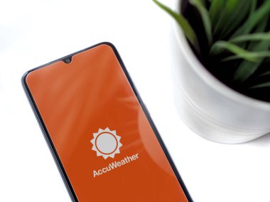 Lod, Israel - 8 Temmuz 2020: Beyaz arka planda logosu olan siyah cep telefonlu modern minimalist ofis çalışma alanı. Üst görünüm düzlüğü kopyalama alanı ile yatıyordu.