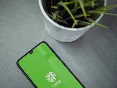 Lod, Israel - 8 Temmuz 2020: Mermer zemin üzerinde logosu olan siyah cep telefonlu modern minimalist ofis çalışma alanı. Üst görünüm düzlüğü kopyalama alanı ile yatıyordu.