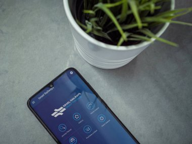 Lod, Israel - 8 Temmuz 2020: Mermer zemin üzerinde logosu olan siyah cep telefonlu modern minimalist ofis çalışma alanı. Üst görünüm düzlüğü kopyalama alanı ile yatıyordu.