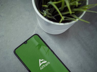 Lod, Israel - 8 Temmuz 2020: Mermer zemin üzerinde logosu olan siyah cep telefonlu modern minimalist ofis çalışma alanı. Üst görünüm düzlüğü kopyalama alanı ile yatıyordu.