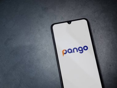 Lod, Israel - 8 Temmuz 2020: Pango uygulama ekran başlatma logosu koyu mermer taşlı arka planda siyah bir cep telefonunun ekranında. Üst görünüm düzlüğü kopyalama alanı ile yatıyordu.