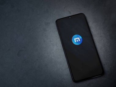 Lod, Israel - 8 Temmuz 2020: Maxthon Tarayıcı uygulama ekranıyla koyu mermer taşlı arka planda siyah bir cep telefonu görüntüsü. Üst görünüm düzlüğü kopyalama alanı ile yatıyordu.