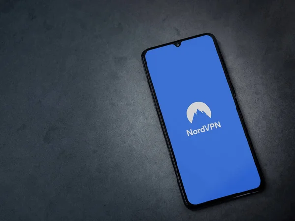 Lod, Israel - 8 Temmuz 2020: NordVPN uygulama ekranı koyu mermer taşlı arka planda siyah bir cep telefonunun logosu var. Üst görünüm düzlüğü kopyalama alanı ile yatıyordu.
