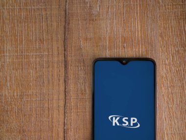 Lod, Israel - 8 Temmuz 2020: KSP uygulama ekranı, üzerinde siyah bir cep telefonunun logosu olan tahta arka planda. Üst görünüm düzlüğü kopyalama alanı ile yatıyordu.