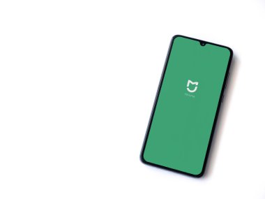 Lod, Israel - 8 Temmuz 2020: Mi Home uygulama ekranı beyaz arkaplanda izole edilmiş siyah bir cep telefonunun logosu. Üst görünüm düzlüğü kopyalama alanı ile yatıyordu.