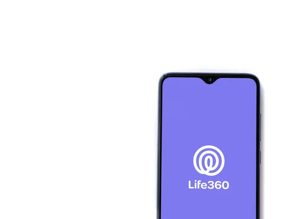 Lod Israel 2020年7月8日 Life360アプリは 白い背景に隔離された黒い携帯電話のディスプレイ上のロゴと画面を起動します コピースペース付きのトップビューフラットレイ — ストック写真