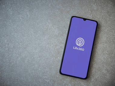 Lod, Israel - 8 Temmuz 2020: Life360 uygulama başlatma ekranı seramik taş zemin üzerinde siyah bir cep telefonunun logosu. Üst görünüm düzlüğü kopyalama alanı ile yatıyordu.