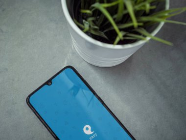 Lod, Israel - 8 Temmuz 2020: Mermer zemin üzerinde logosu olan siyah cep telefonlu modern minimalist ofis çalışma alanı. Üst görünüm düzlüğü kopyalama alanı ile yatıyordu.