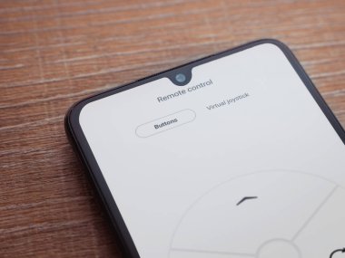 Lod, Israel - 8 Temmuz 2020: Roborock uygulama başlatma ekranı üzerinde siyah bir cep telefonunun logosu olan ahşap arka planda. Üst görünüm düzlüğü kopyalama alanı ile yatıyordu.