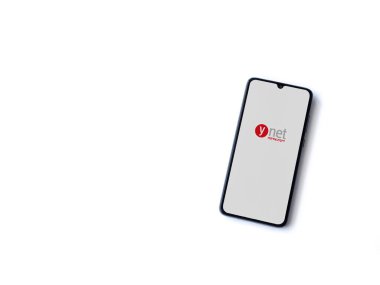 Lod, Israel - 8 Temmuz 2020: ynet uygulama başlatma ekranı üzerinde logo olan siyah bir cep telefonu ekranı beyaz arka planda izole edildi. Üst görünüm düzlüğü kopyalama alanı ile yatıyordu.