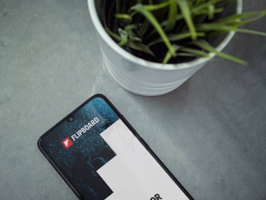 Lod, Israel - 8 Temmuz 2020: Mermer zemin üzerinde logosu olan siyah cep telefonlu modern minimalist ofis çalışma alanı. Üst görünüm düzlüğü kopyalama alanı ile yatıyordu.