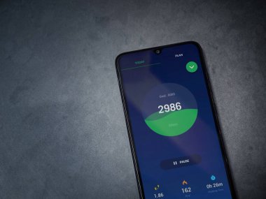 Lod, Israel - 8 Temmuz 2020: Sıçrama Fitness Step Counterapp kalkış ekranı koyu mermer taşlı arka planda siyah bir cep telefonunun logosu. Üst görünüm düzlüğü kopyalama alanı ile yatıyordu.