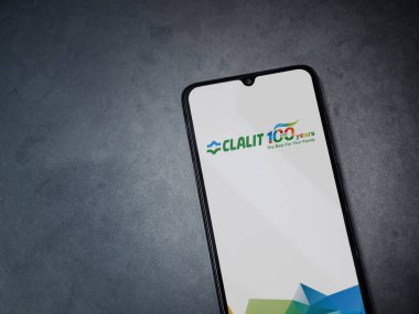 Lod, Israel - 8 Temmuz 2020: Clalit Sağlık Hizmetleri uygulama ekranı koyu mermer taşlı arka planda siyah bir cep telefonunun logosu var. Üst görünüm düzlüğü kopyalama alanı ile yatıyordu.