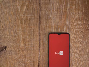 Lod, Israel - 8 Temmuz 2020: BetterMe uygulama ekranı üzerinde siyah bir cep telefonunun ahşap arka planda logosu var. Üst görünüm düzlüğü kopyalama alanı ile yatıyordu.