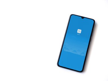 Lod, Israel - 8 Temmuz 2020: Mi Fit uygulaması uygulaması beyaz arkaplanda izole edilmiş siyah bir cep telefonunun logosu ile başlatıldı. Üst görünüm düzlüğü kopyalama alanı ile yatıyordu.