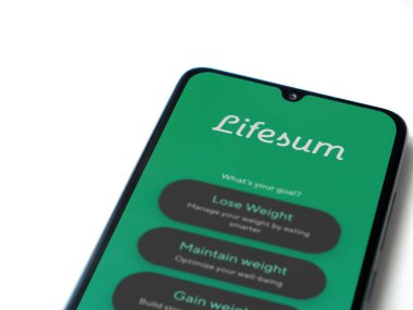 Lod, Israil - 8 Temmuz 2020: Lifesum uygulama ekranı beyaz arkaplanda izole edilmiş siyah bir cep telefonunun logosu. Üst görünüm düzlüğü kopyalama alanı ile yatıyordu.