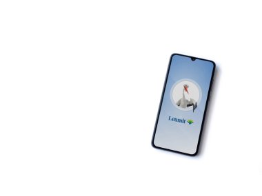 Lod, Israel - 8 Temmuz 2020: Leumit Sağlık Hizmetleri uygulama ekranı beyaz arkaplanda izole edilmiş siyah bir cep telefonunun logosu. Üst görünüm düzlüğü kopyalama alanı ile yatıyordu.