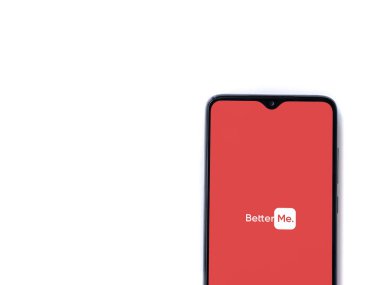 Lod, Israel - 8 Temmuz 2020: BetterMe uygulama ekranı beyaz arkaplanda izole edilmiş siyah bir cep telefonunun logosu. Üst görünüm düzlüğü kopyalama alanı ile yatıyordu.