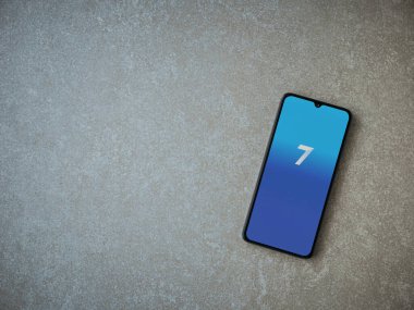 Lod, Israel - 8 Temmuz 2020: Seramik taş zemin üzerinde siyah bir cep telefonunun logosu olan yedi uygulama fırlatma ekranı. Üst görünüm düzlüğü kopyalama alanı ile yatıyordu.