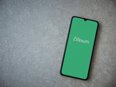 Lod, Israel - 8 Temmuz 2020: Seramik taş zemin üzerinde siyah bir cep telefonunun logosu olan Lifesum uygulaması fırlatma ekranı. Üst görünüm düzlüğü kopyalama alanı ile yatıyordu.