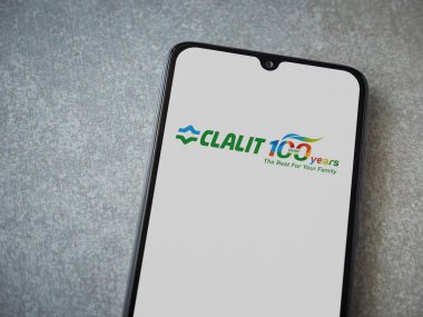 Lod, Israel - 8 Temmuz 2020: Clalit Sağlık Hizmetleri uygulama ekranı seramik taş zemin üzerinde siyah bir cep telefonunun logosu var. Üst görünüm düzlüğü kopyalama alanı ile yatıyordu.