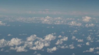 Bulutların üzerinde mavi gökyüzü ile deniz hava