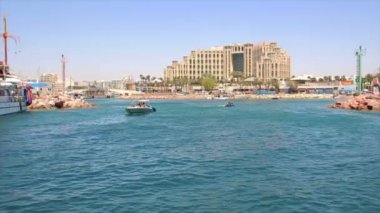 Eilat marina girişine hareketli tekne çekim
