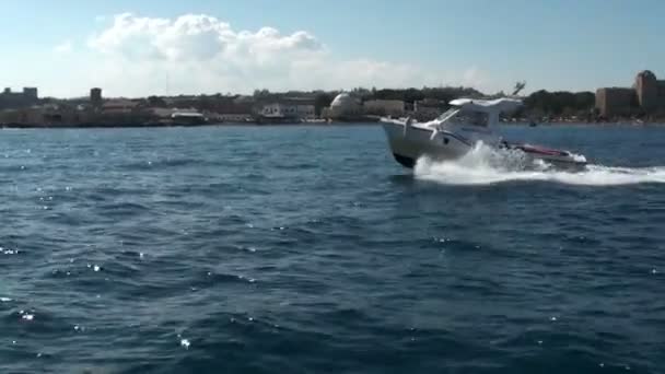 Griekse kustwacht boot varen in de Golf van Rhodos — Stockvideo