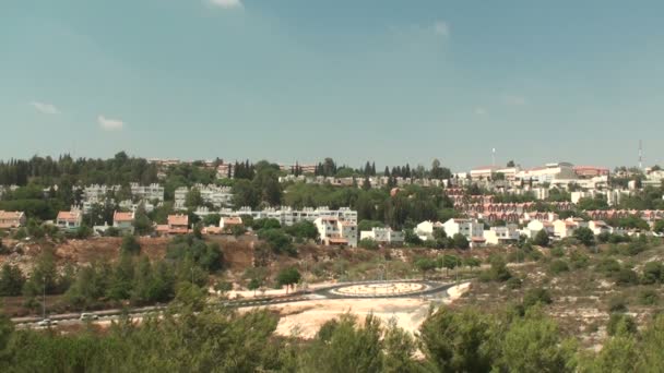 Ariel vue sur la ville avec la circulation sur la route — Video