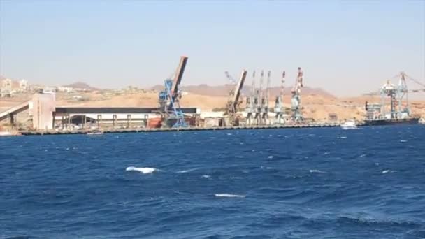 Tracking shot van de haven van Eilat — Stockvideo