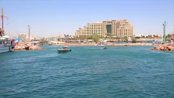Bewegende boot shot van de ingang van de jachthaven van Eilat — Stockvideo