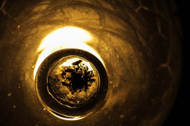 Ve bir antika turuncu cam lamba yakın çekim