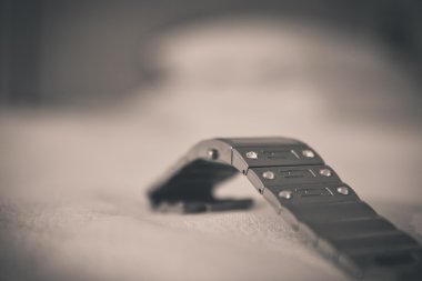 Bir metal saat kayışı Close-Up üzerine beyaz bir kumaş olduğunu