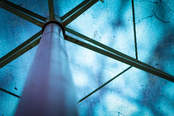Imagen abstracta de una sombrilla azul con marcos metálicos — Foto de Stock