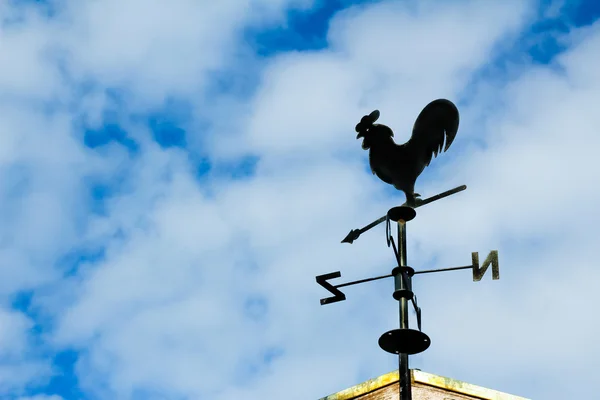 Fekete weathervane formájában egy kakas — Stock Fotó