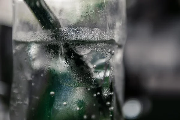 Cierre de vidrio con agua con gas en él — Foto de Stock
