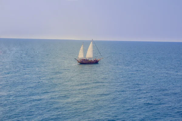 意大利木制帆船航行在地中海 — 图库照片