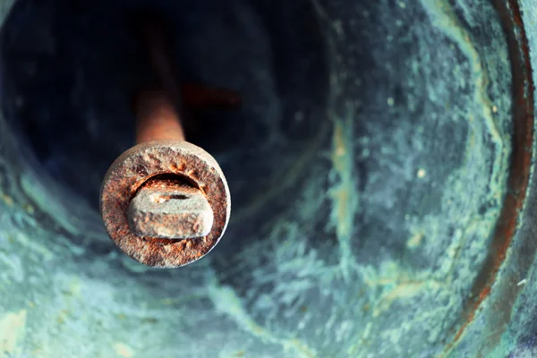 Primo piano di una vecchia campana di metallo — Foto Stock