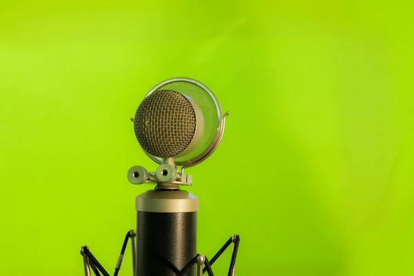 Micrófono de condensador vocal con pantalla de viento aislada sobre fondo verde — Foto de Stock